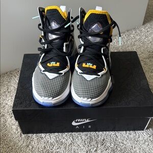 Lebron 19 ‘Graduate’ new with box